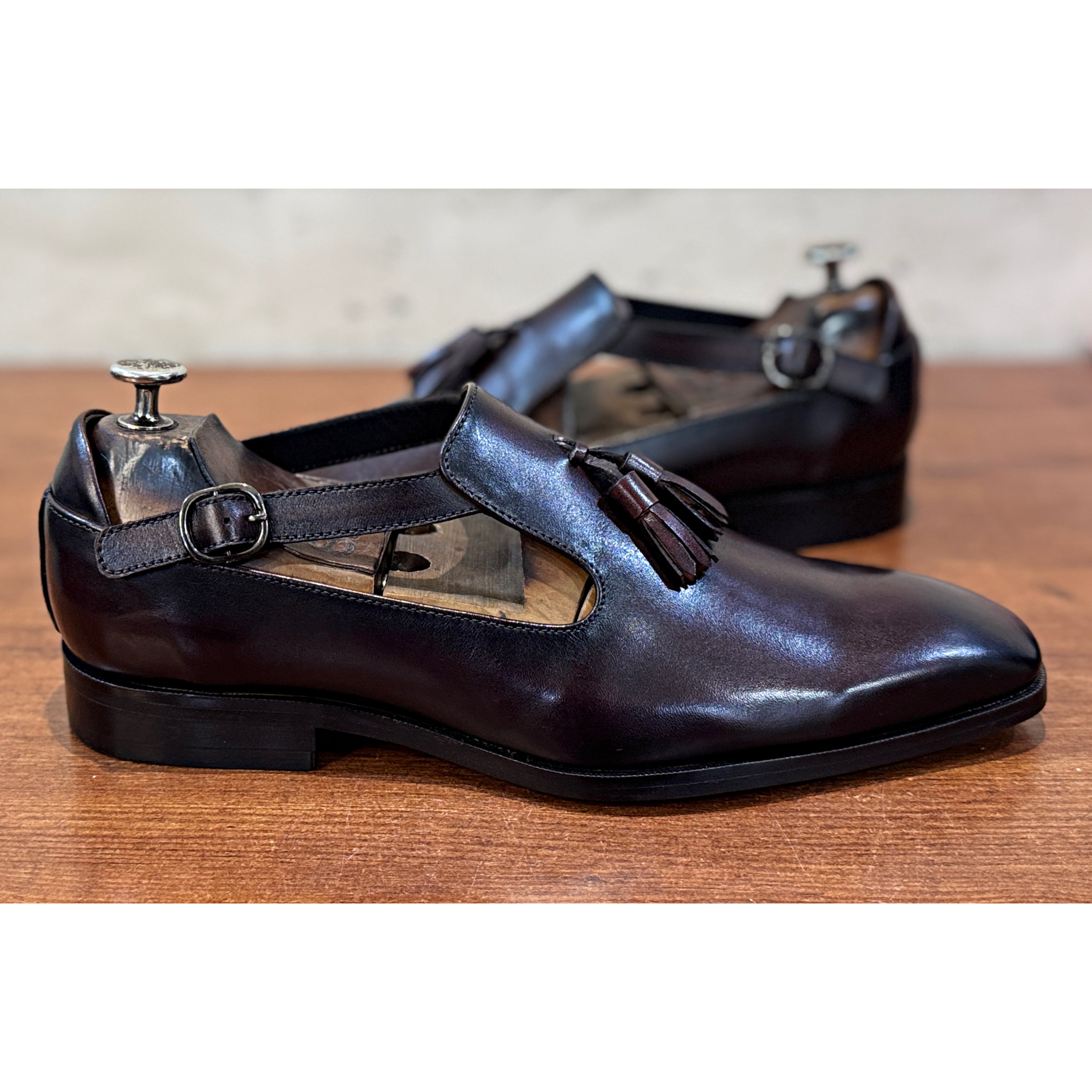 CLOSED-TOE TASSEL LEATHER SANDALS Brown