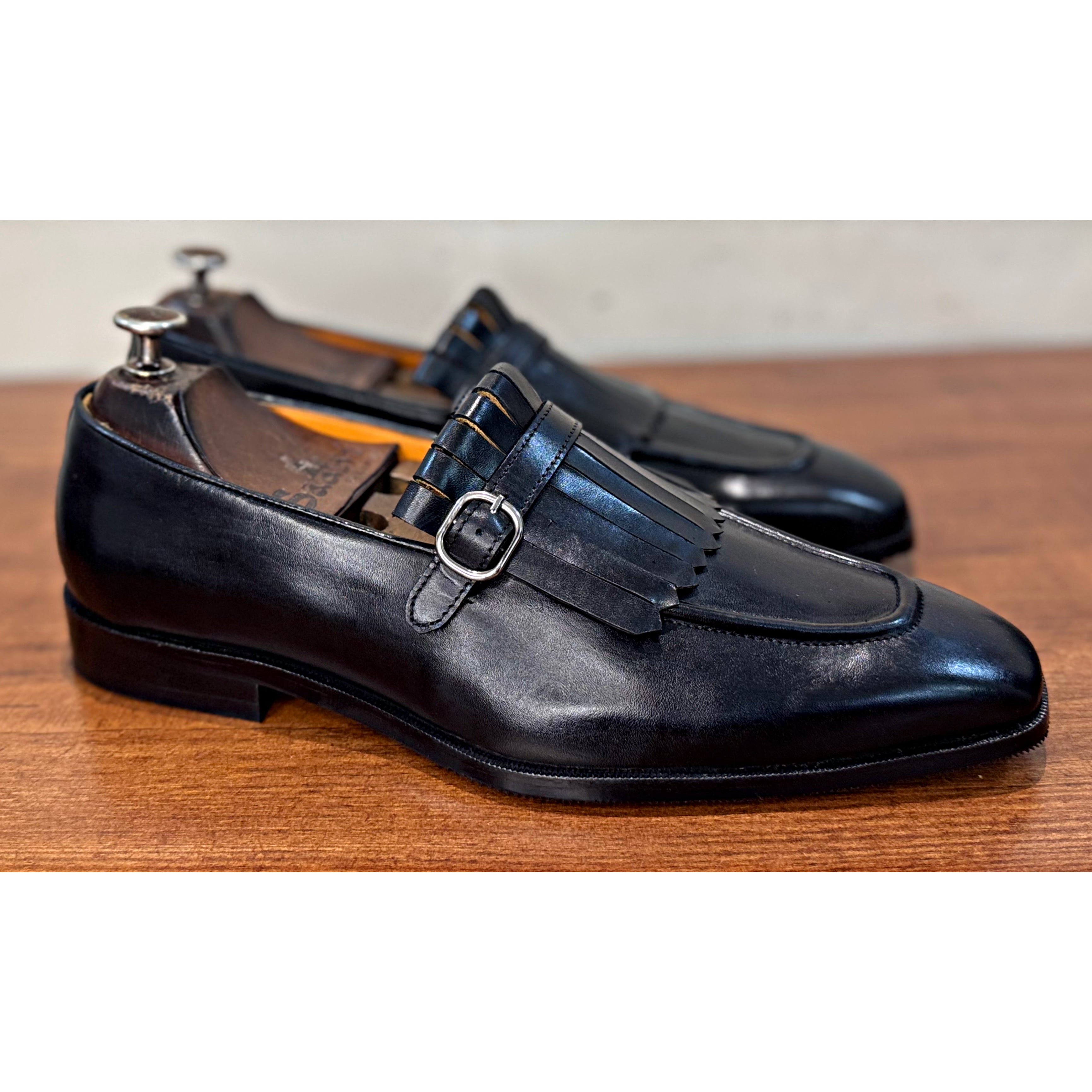 Black Crust Leather Slipon With Fringes - T