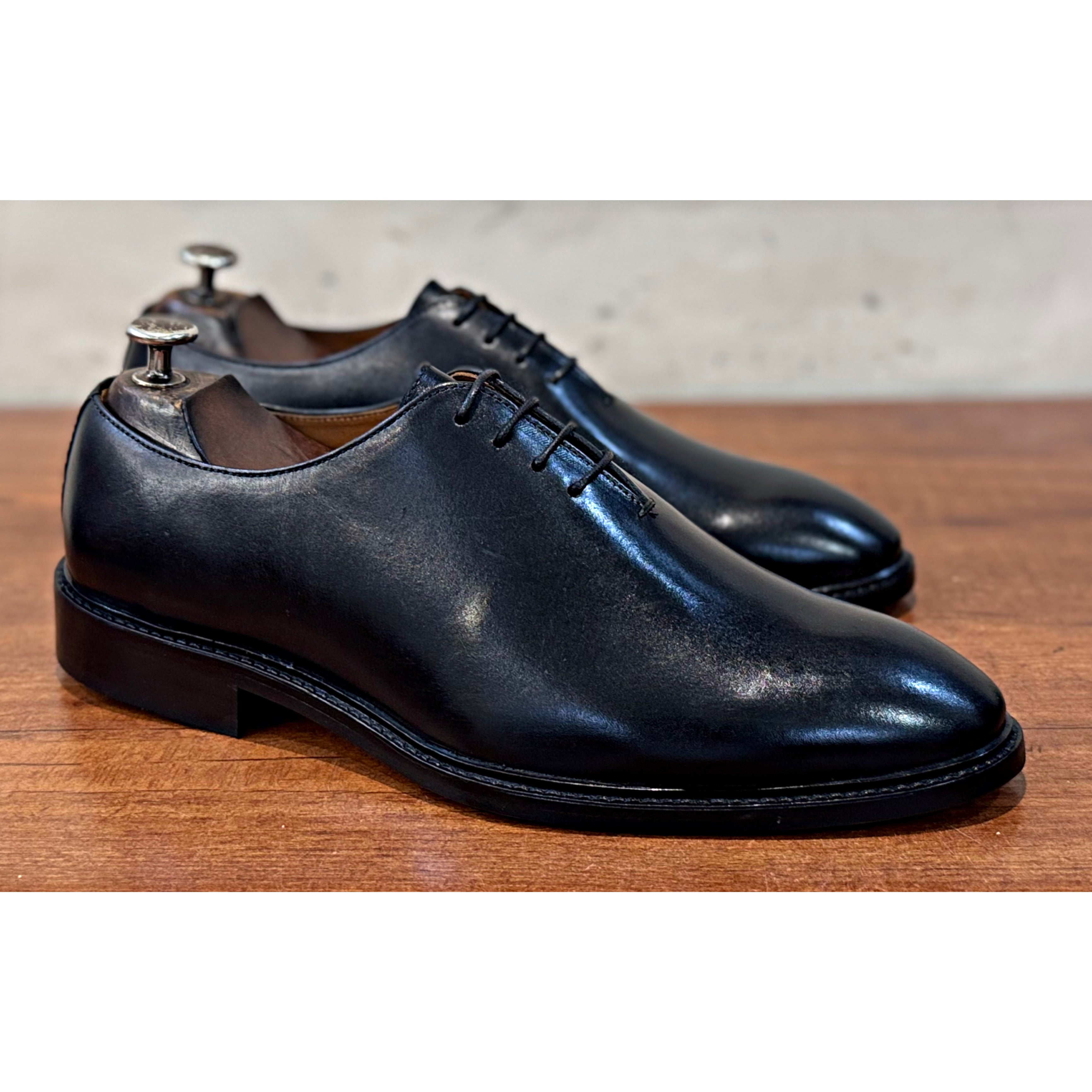 Whoelcut Black Oxfords Classic