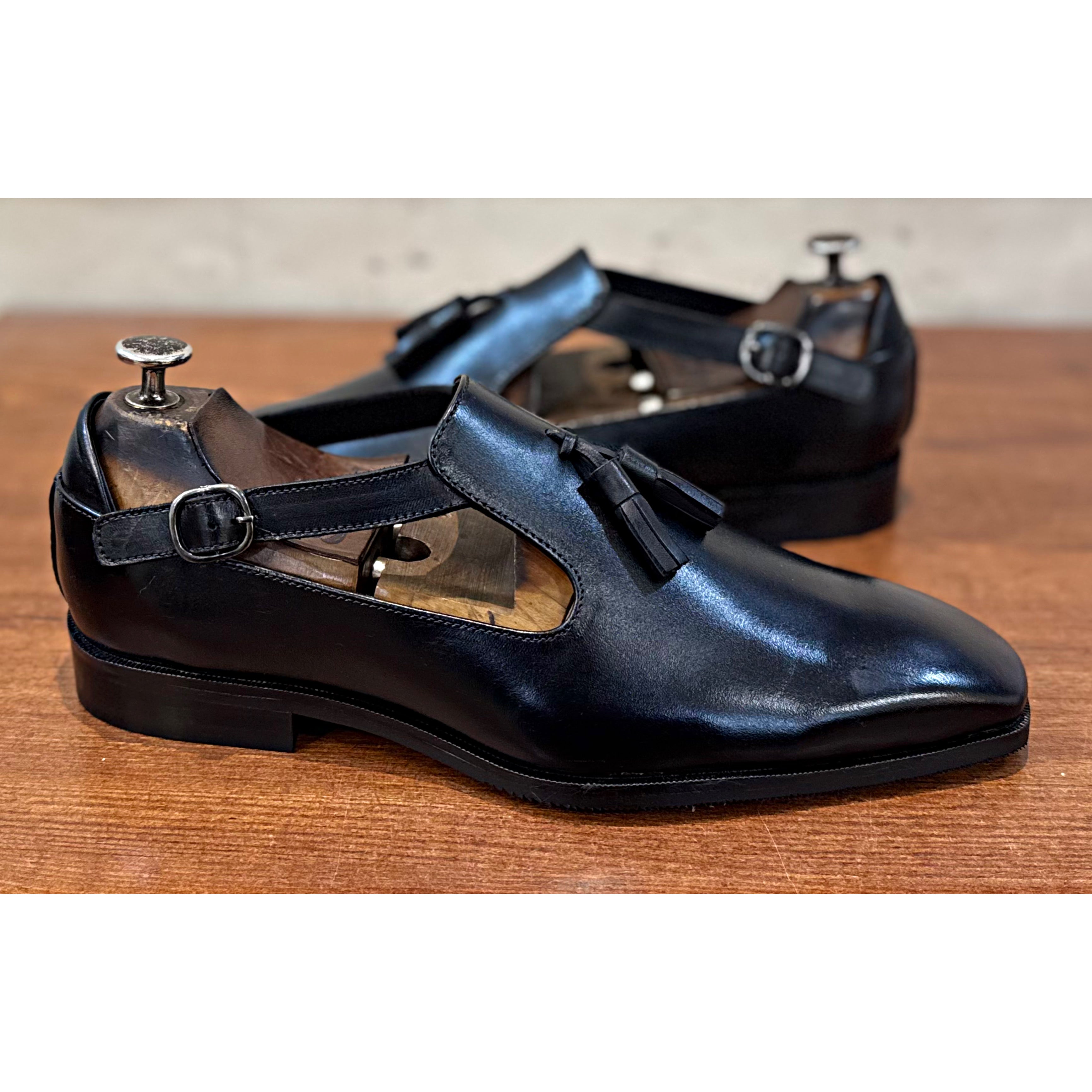 Closed-Toe Tassel Leather Sandals Black