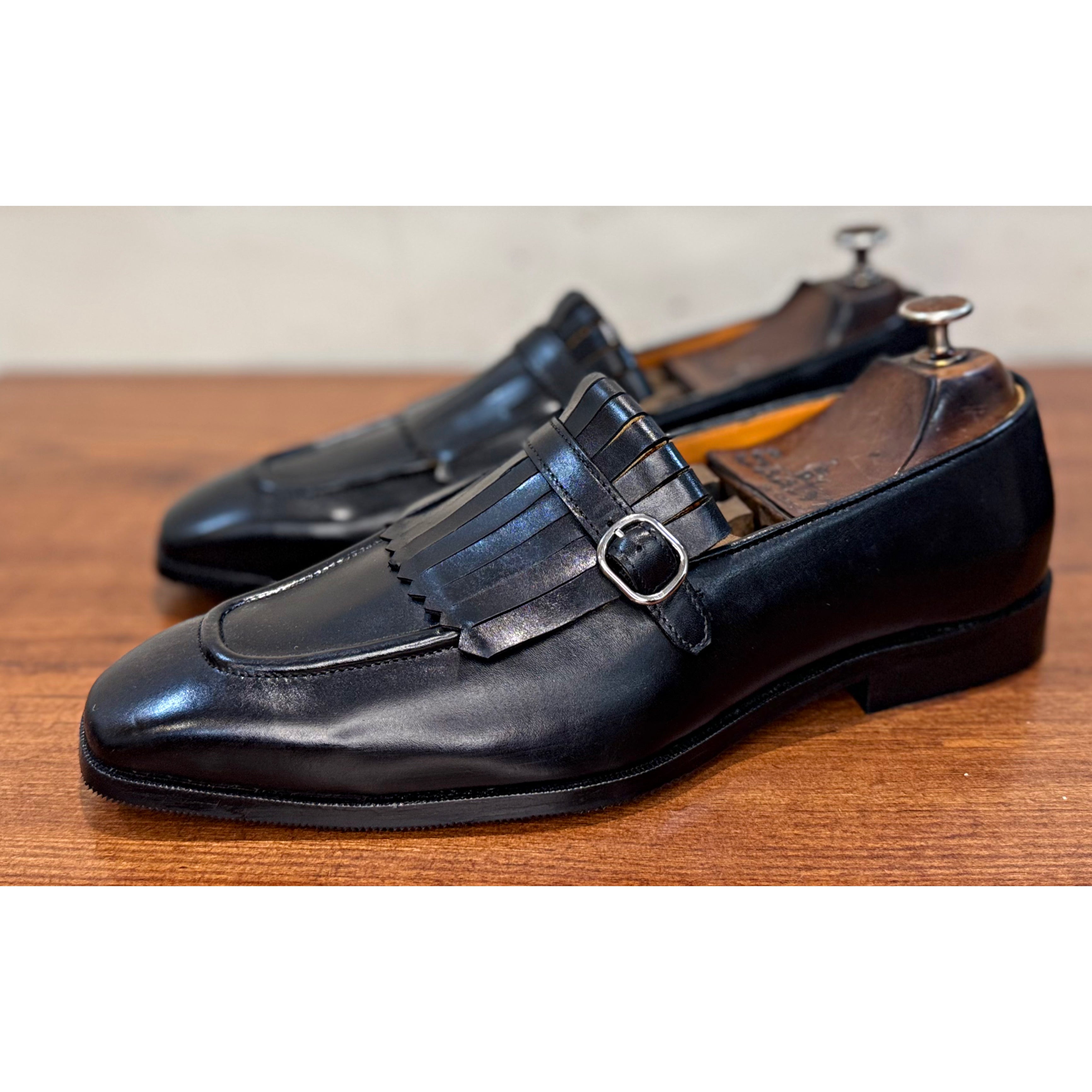 Black Crust Leather Slipon With Fringes - T