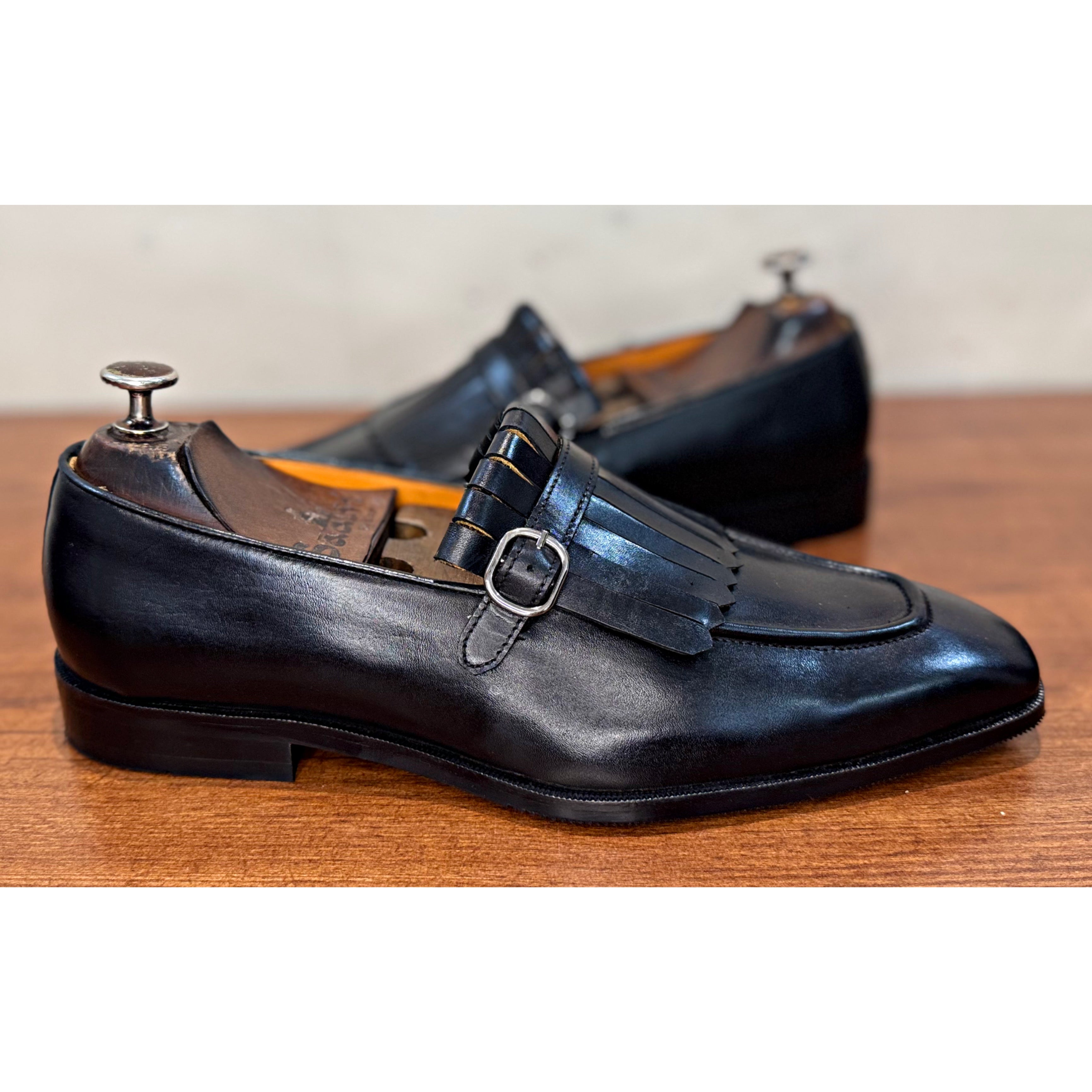 Black Crust Leather Slipon With Fringes - T