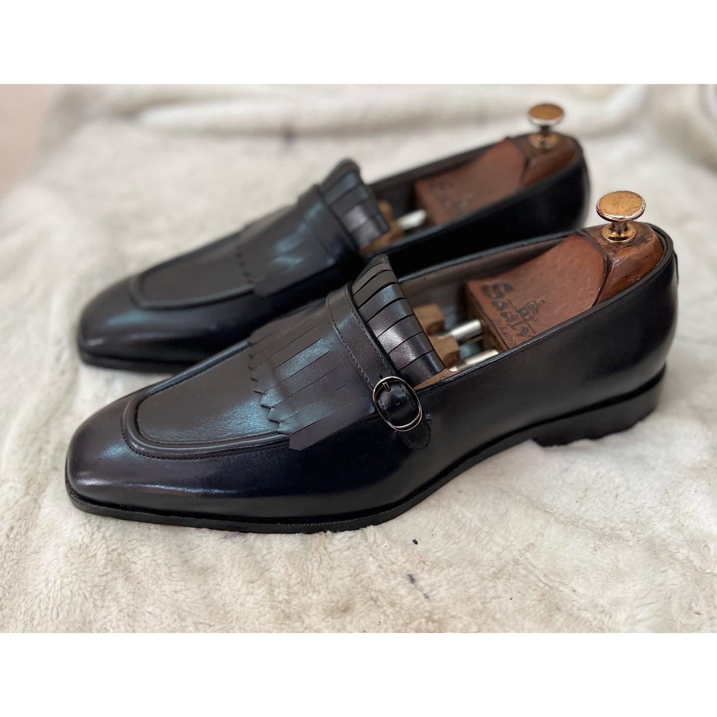 Black Crust Leather Slipon With Fringes - T