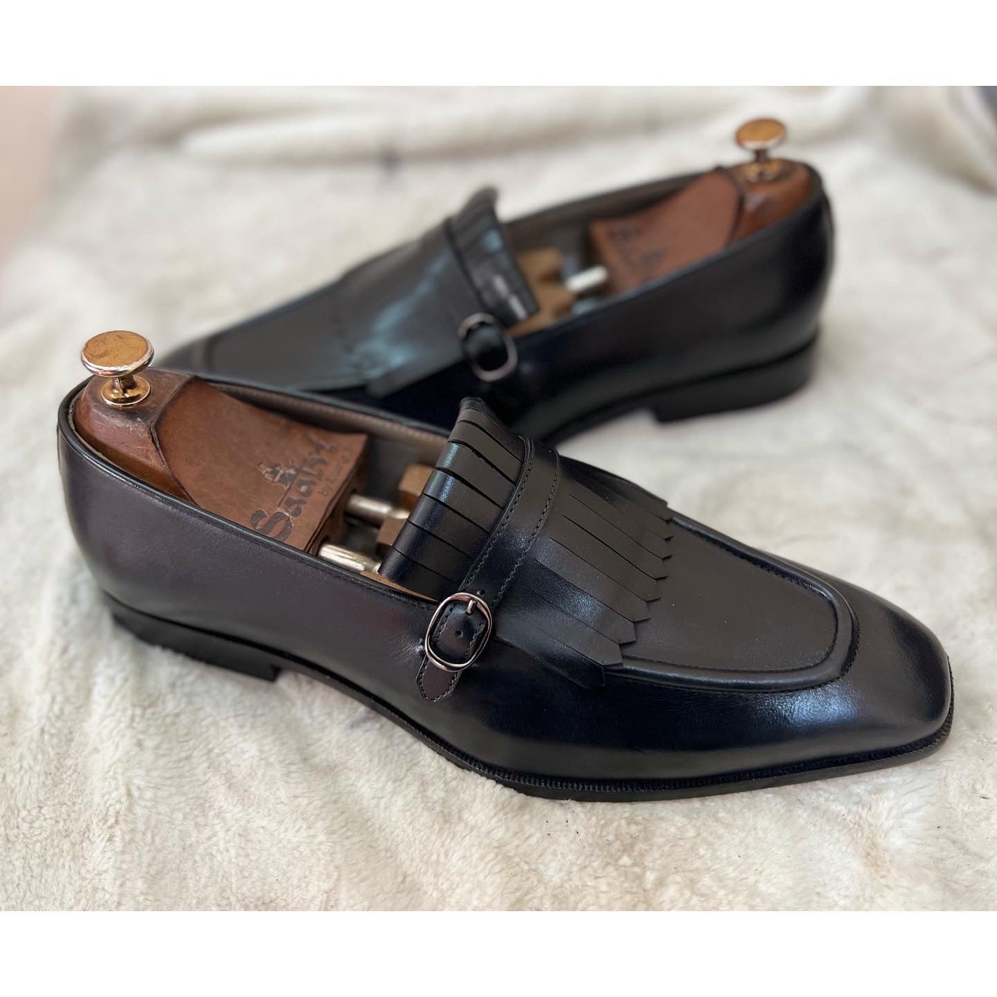 Black Crust Leather Slipon With Fringes - T