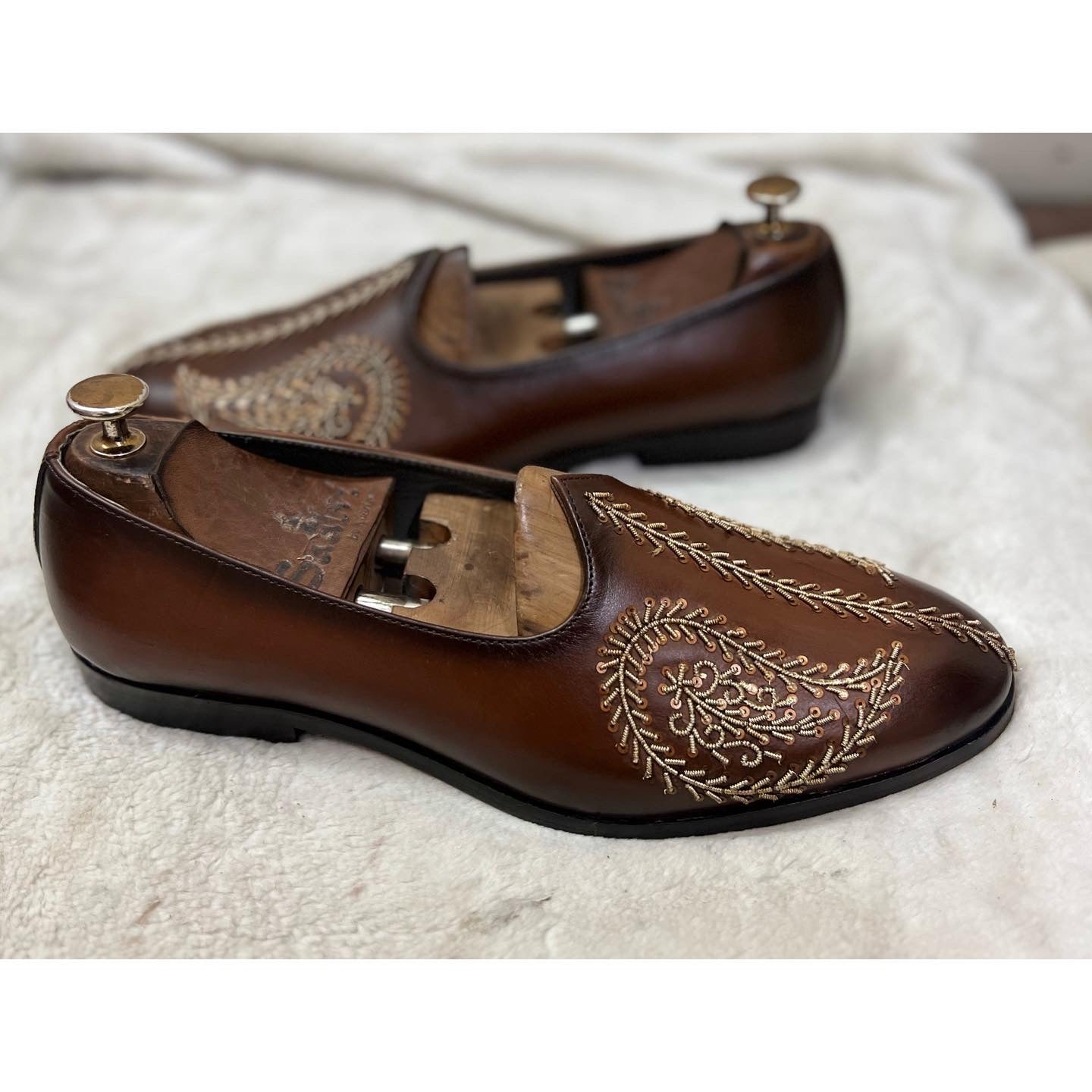 Hand Finished Jalsa With Leaf Embroidery