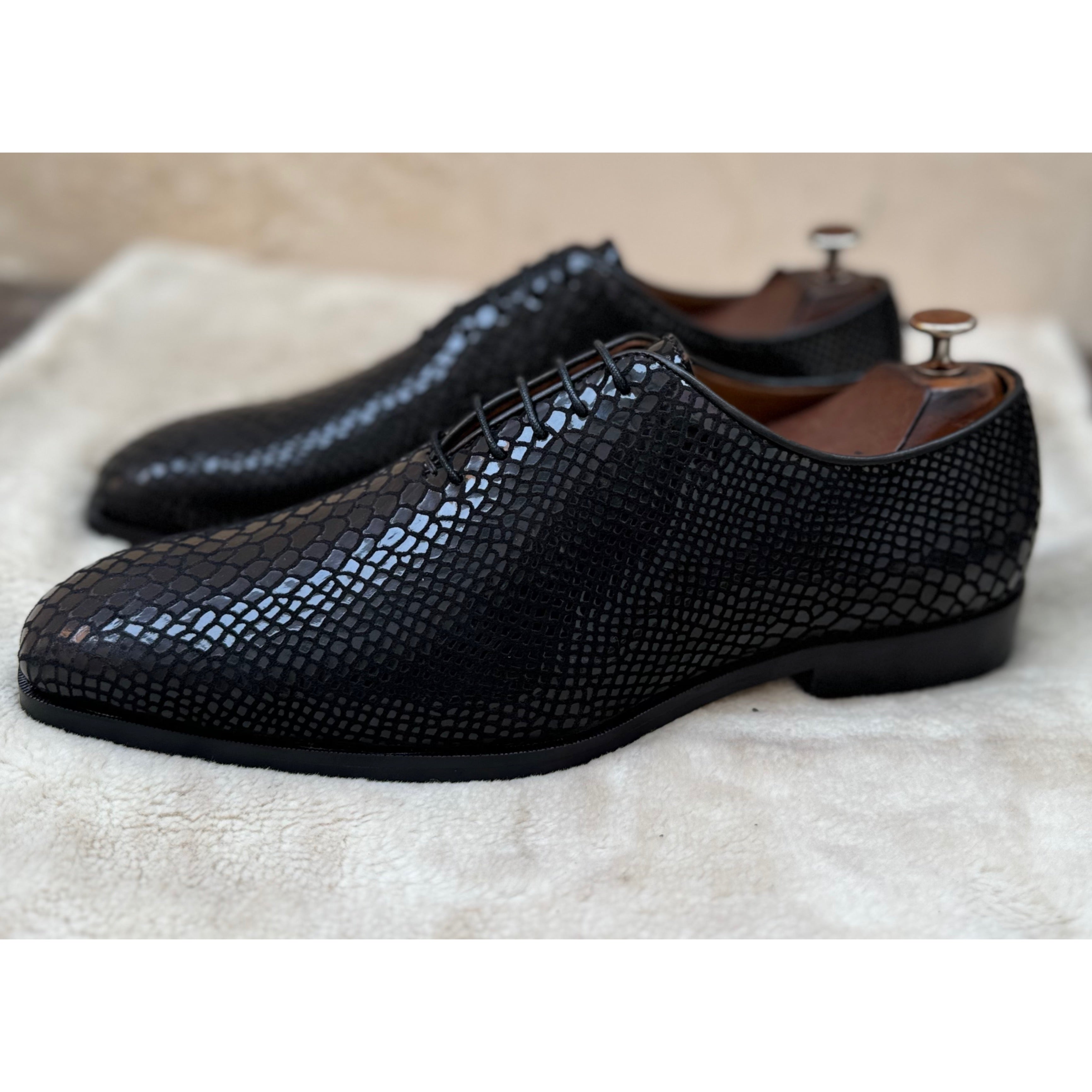 Wholecut Oxfords Snake Foil Black