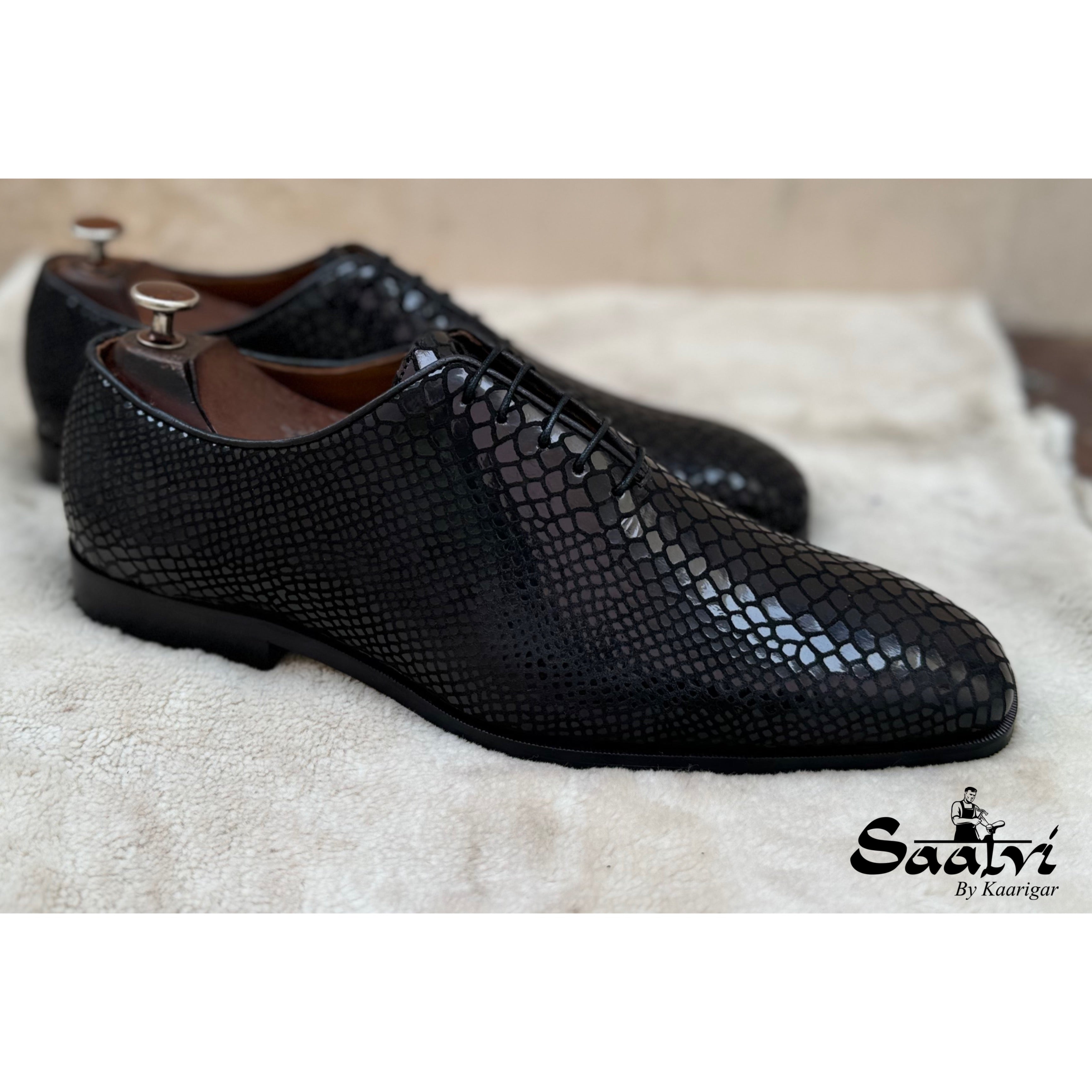 Wholecut Oxfords Snake Foil Black