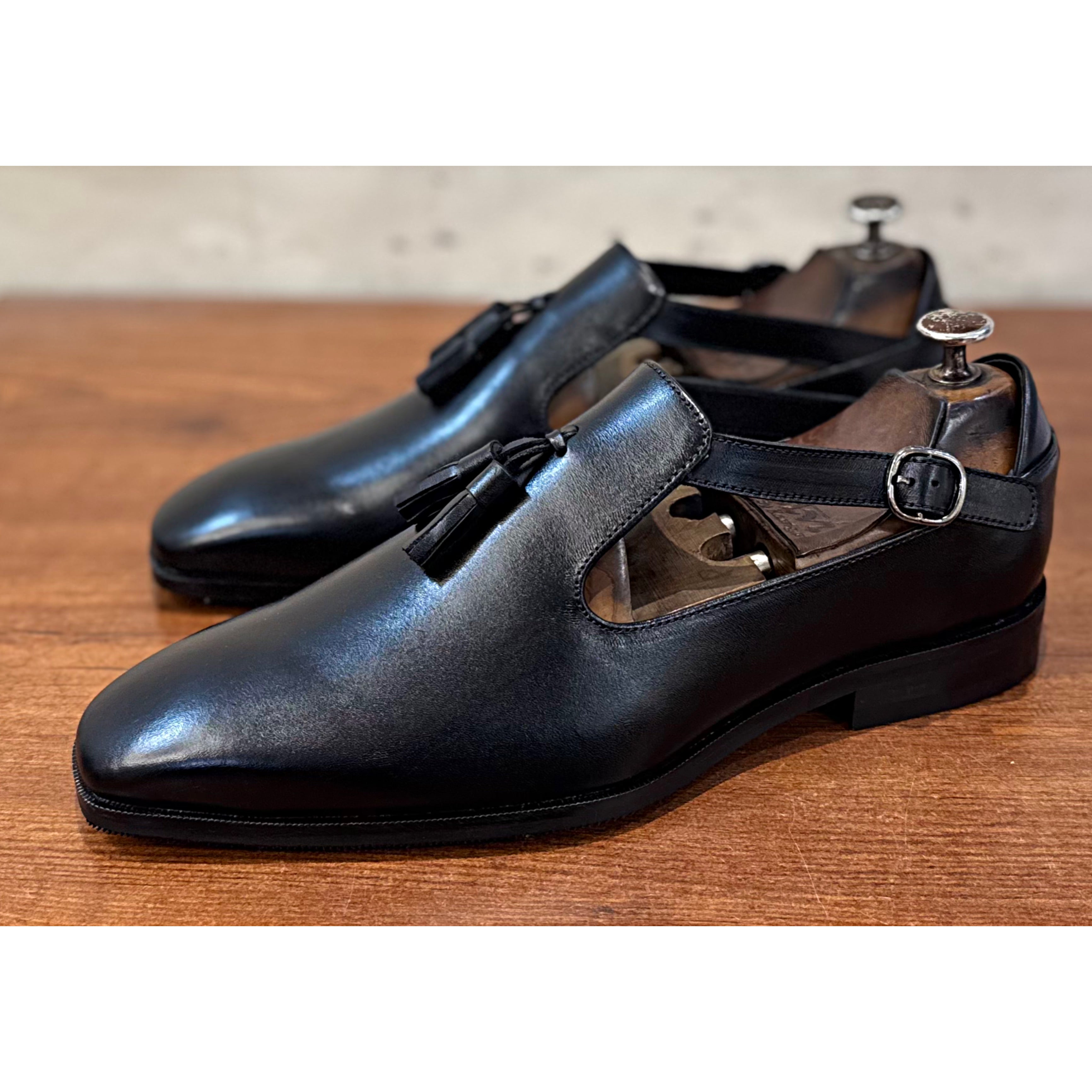 Closed-Toe Tassel Leather Sandals Black