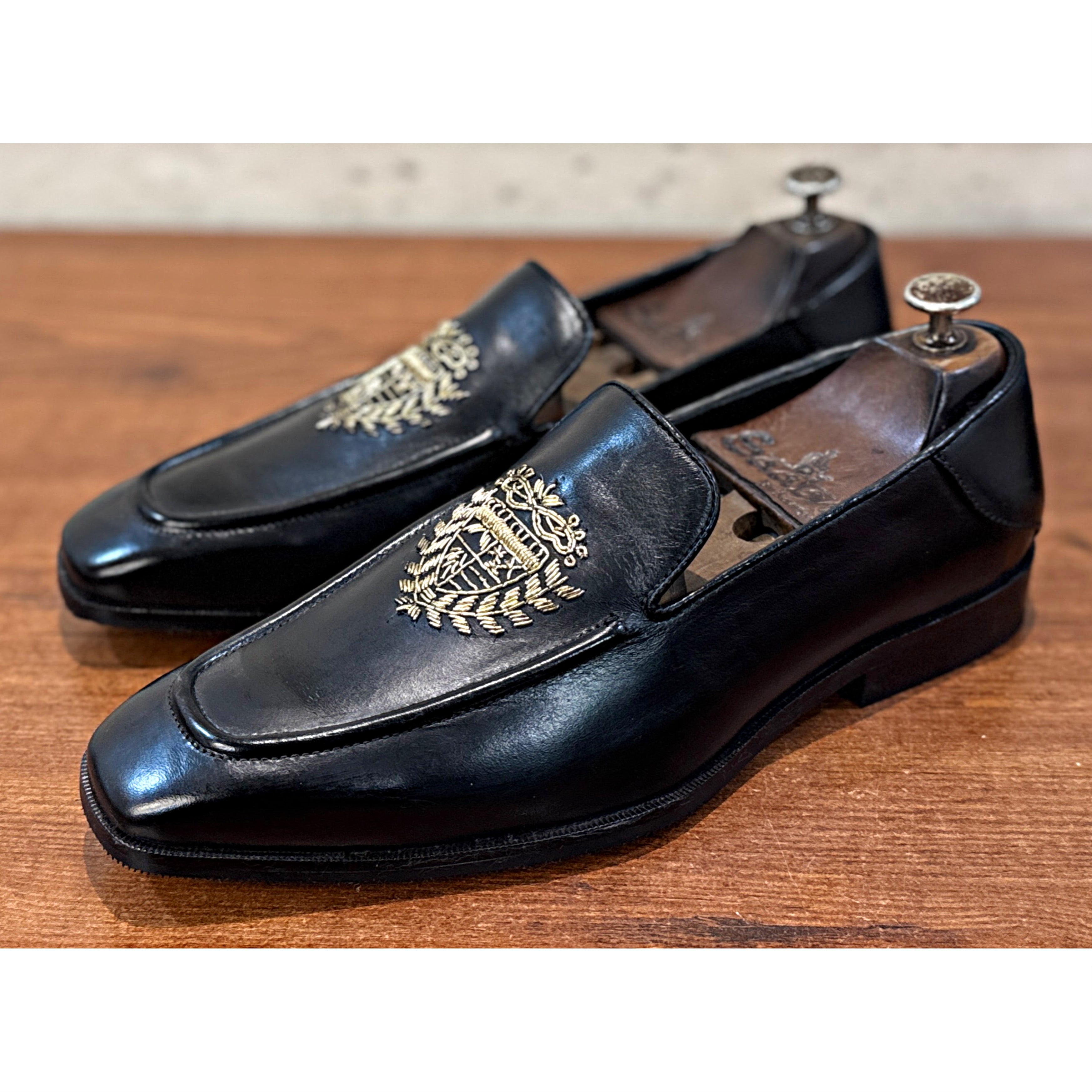 Men’s Black Leather Embroidered Crest Loafers – Luxury Slip-On Formal Shoes