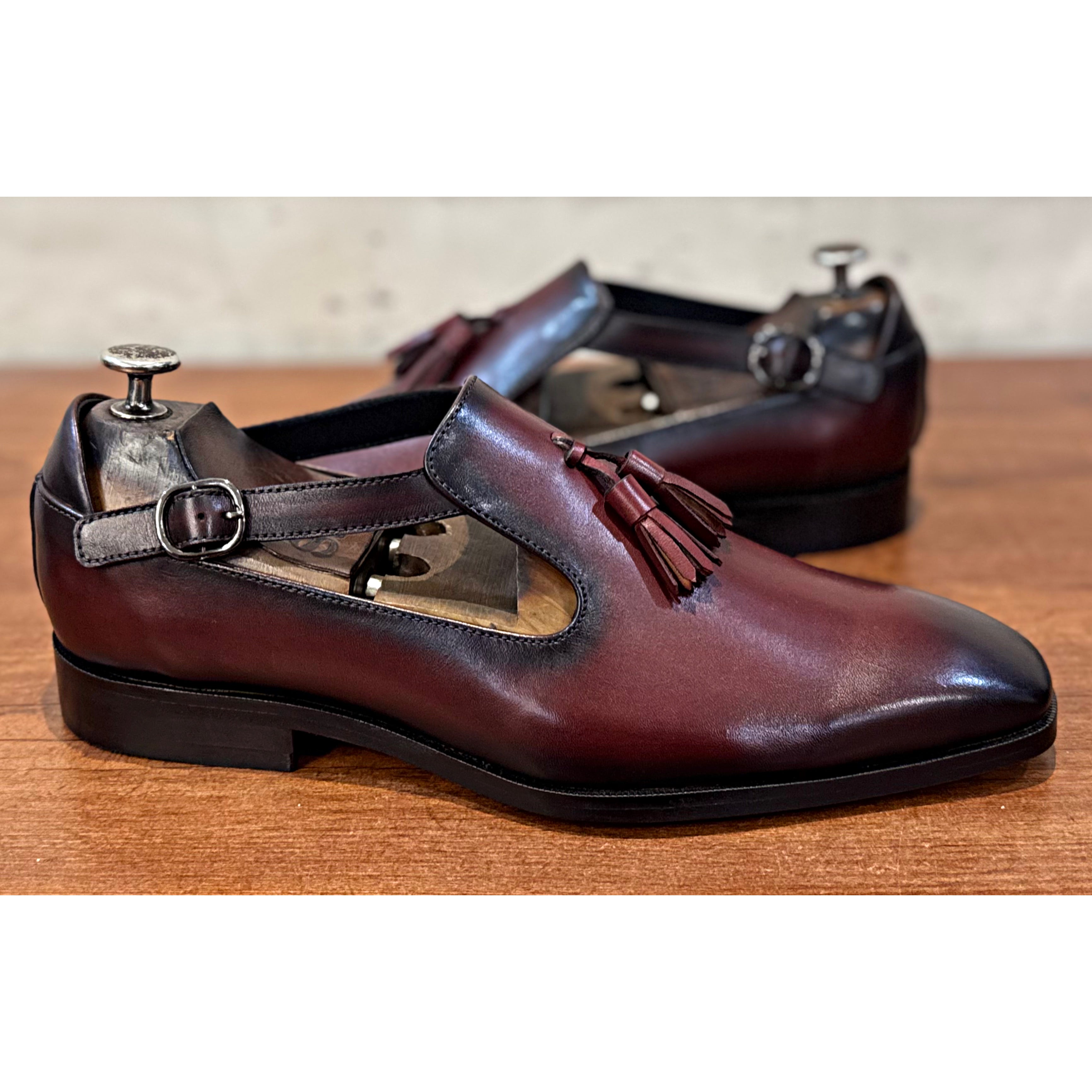 Closed-Toe Tassel Leather Sandals Bordo